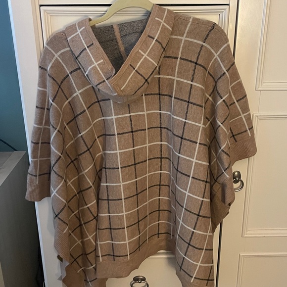 Tahari Beige and Black Knit Poncho - Picture 3 of 8